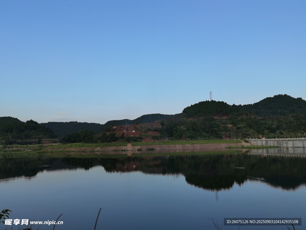 宁静湖畔的山水倒影
