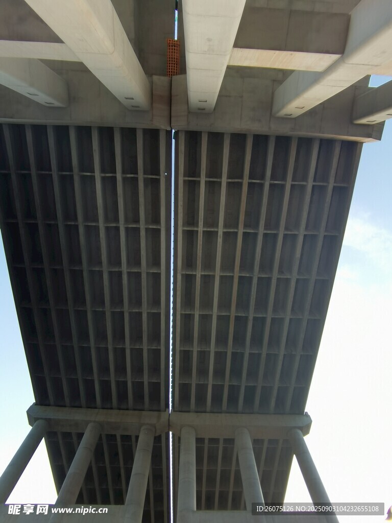 仰视下的钢结构建筑顶部