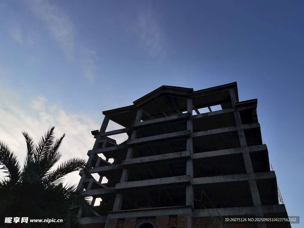 在建高楼与蓝天绿树相映