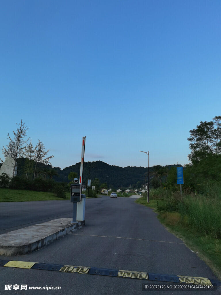 空旷道路与远处青山景色