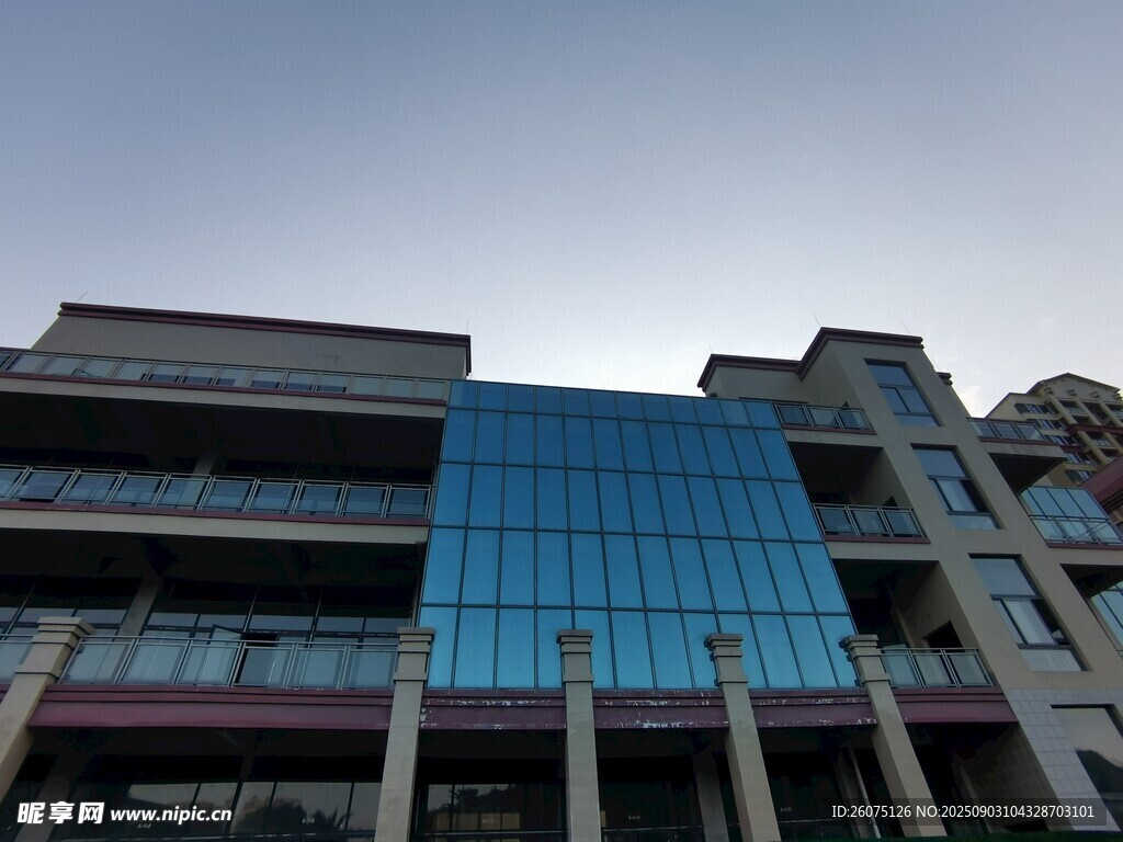 现代玻璃幕墙商业建筑
