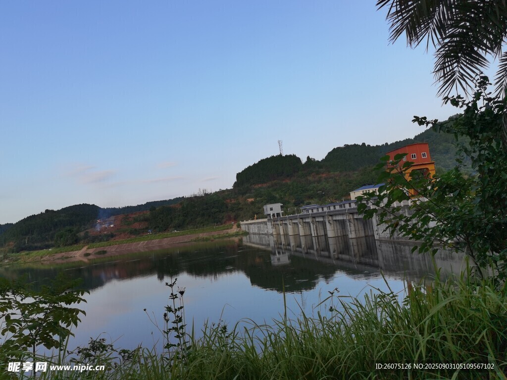 湖畔风光宁静美丽景色