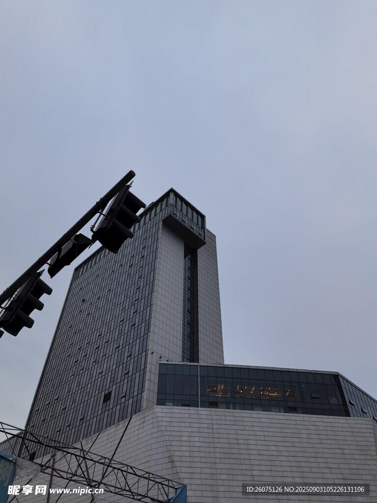 城市中高耸建筑与交通信号灯
