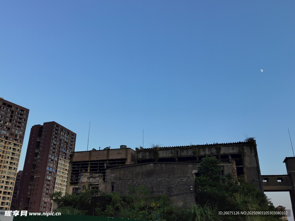 城市中废弃建筑与高楼