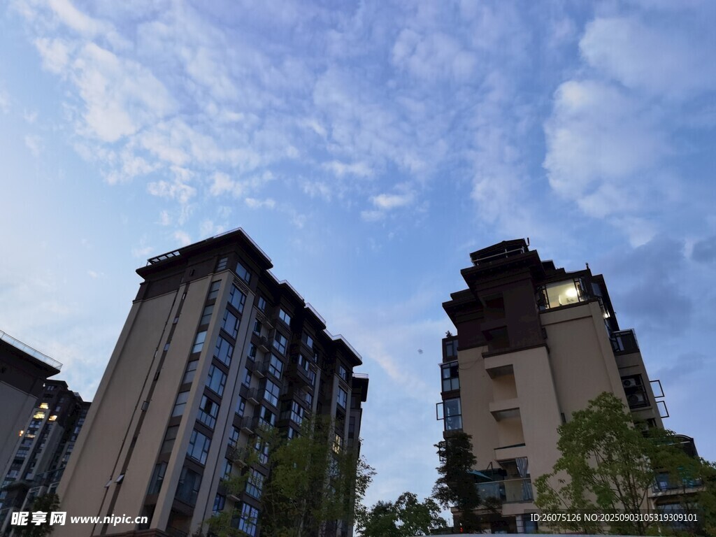 城市高楼与蓝天白云景观