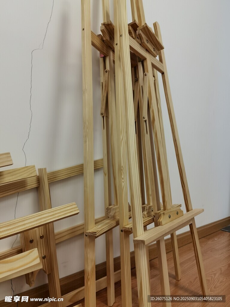 木质画架靠墙整齐摆放
