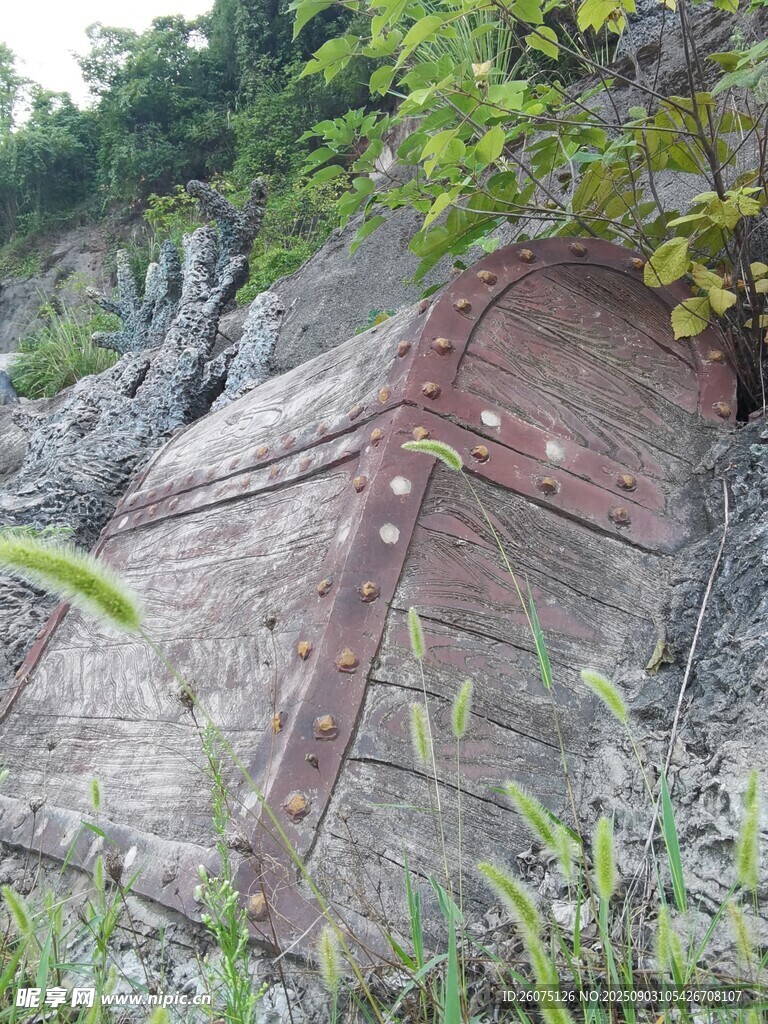 古老石雕宝箱藤蔓缠绕