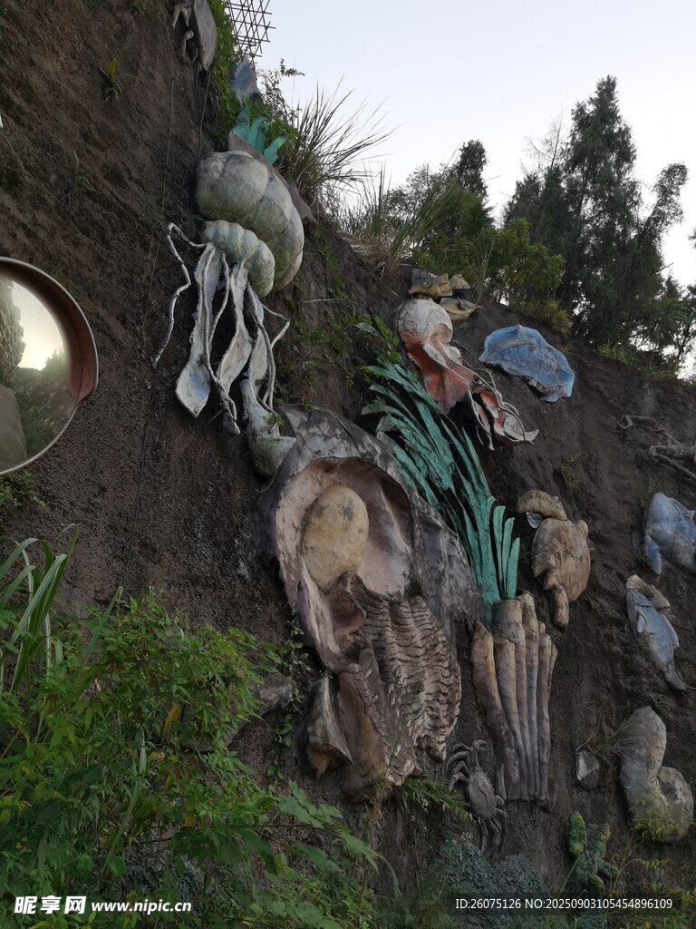 岩壁上的多彩海洋生物雕塑