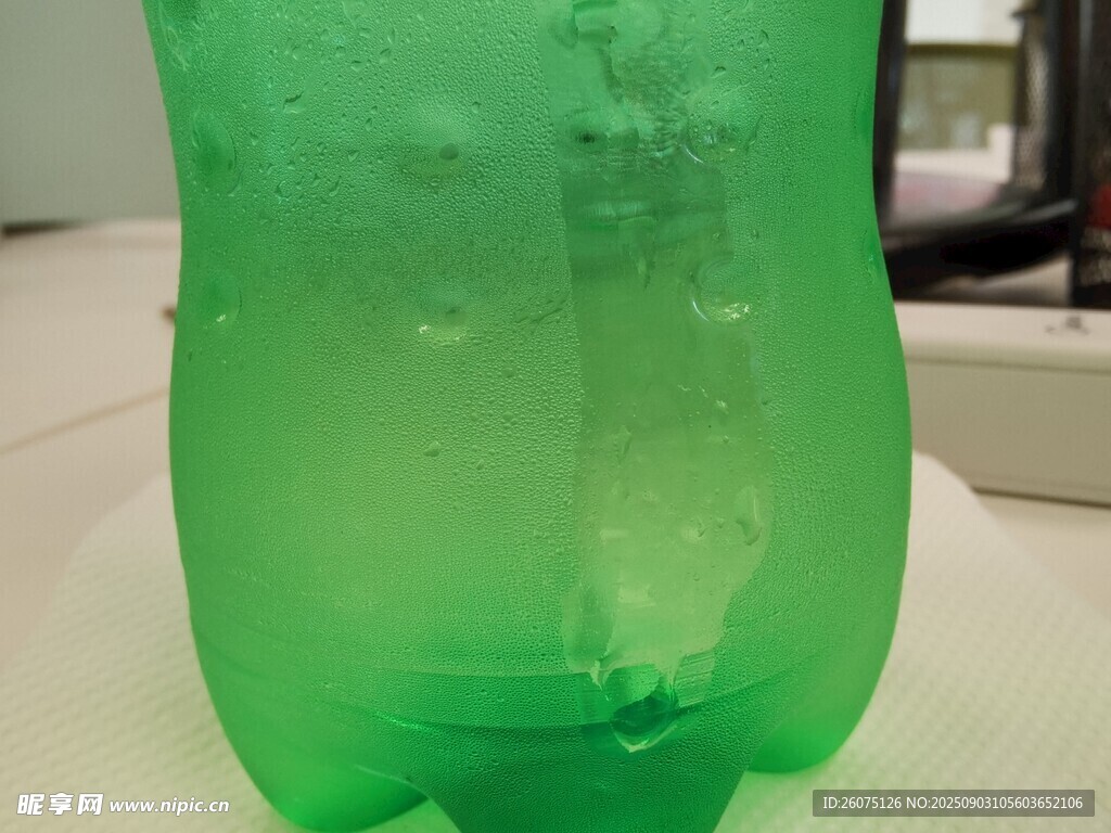 绿色塑料瓶与水珠特写