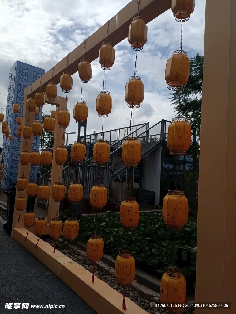 悬挂黄色灯笼装饰景观