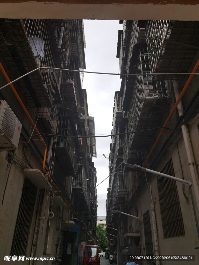 狭窄老旧居民楼巷道