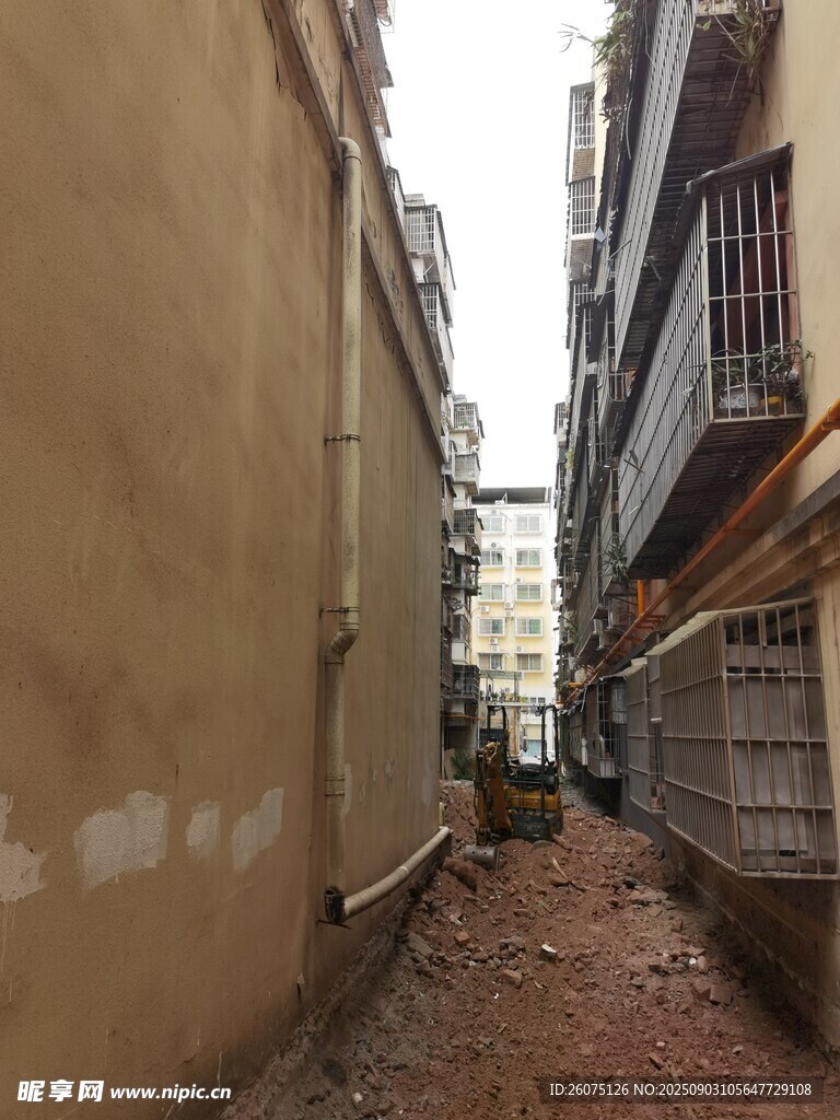 狭窄老旧小巷场景