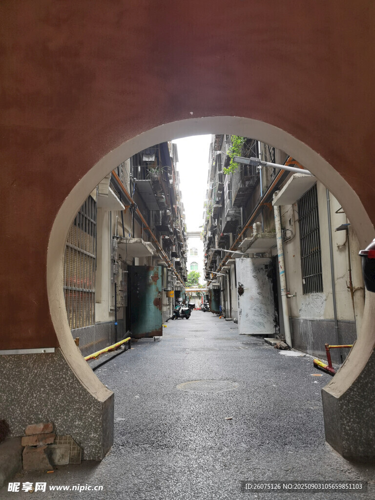 中式圆门后的静谧小巷