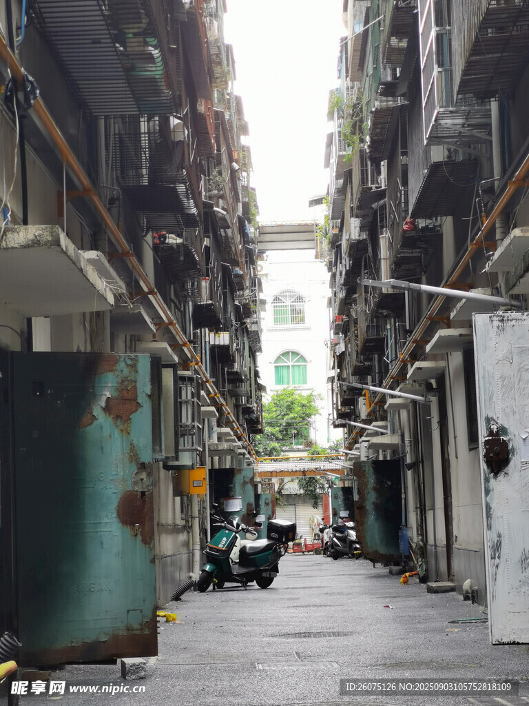 狭窄老旧居民楼间的小巷
