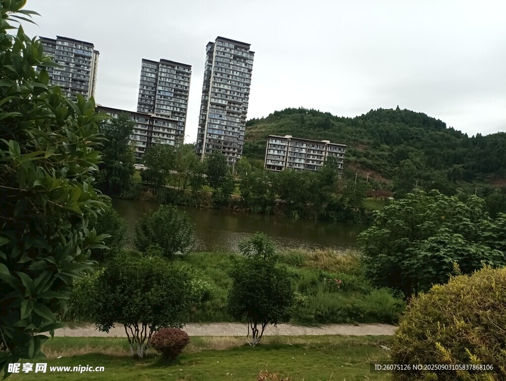 山林间的现代高楼景观