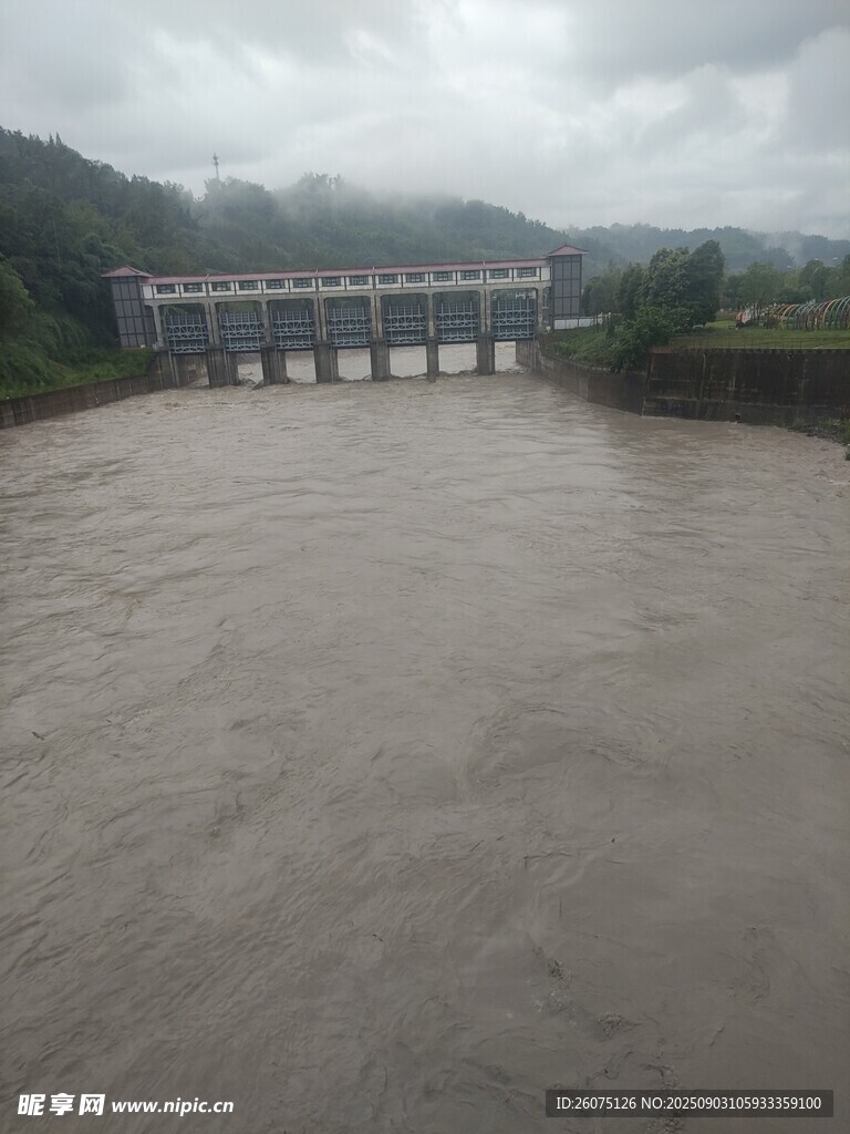 暴雨后涨水河道浑浊河水与河坝
