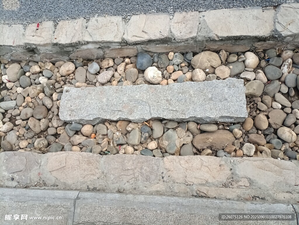 石板间的碎石干涸水景景观