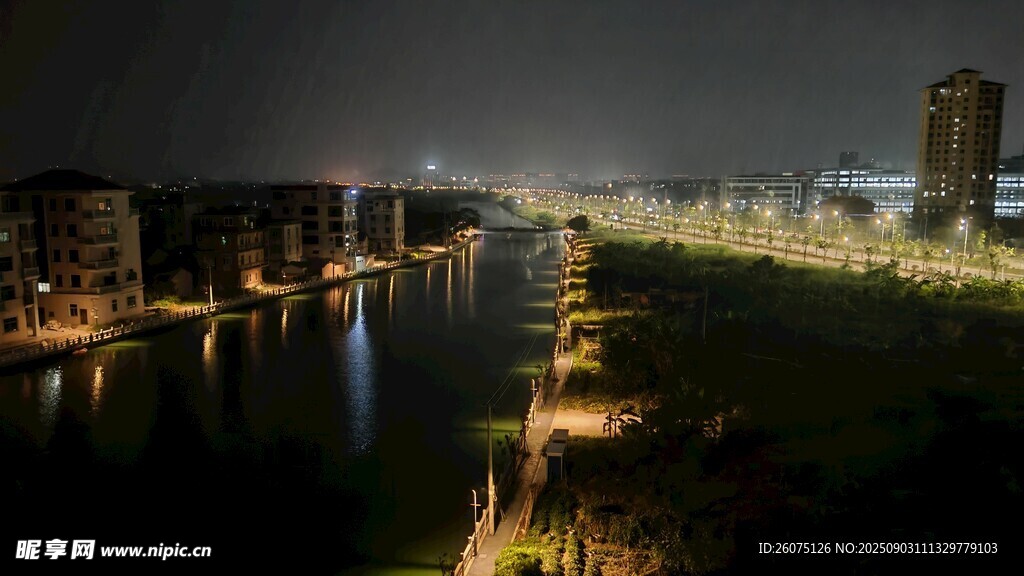 城市河畔璀璨夜景