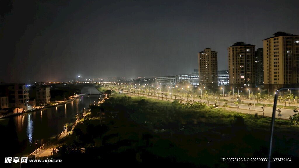 城市夜景下的开阔绿地