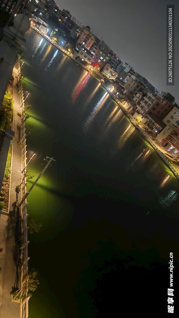 城市河畔夜景灯光璀璨