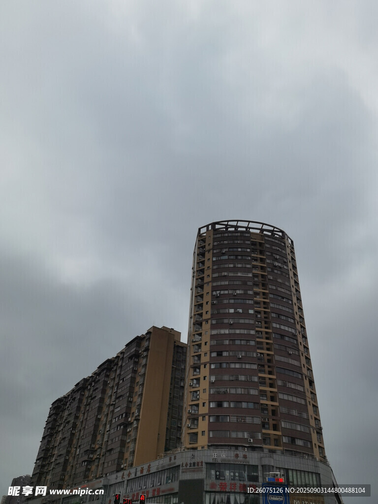 高楼矗立在阴沉天空下
