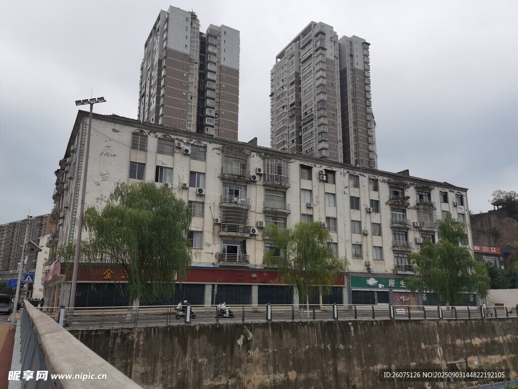 河畔高楼林立的城市景象