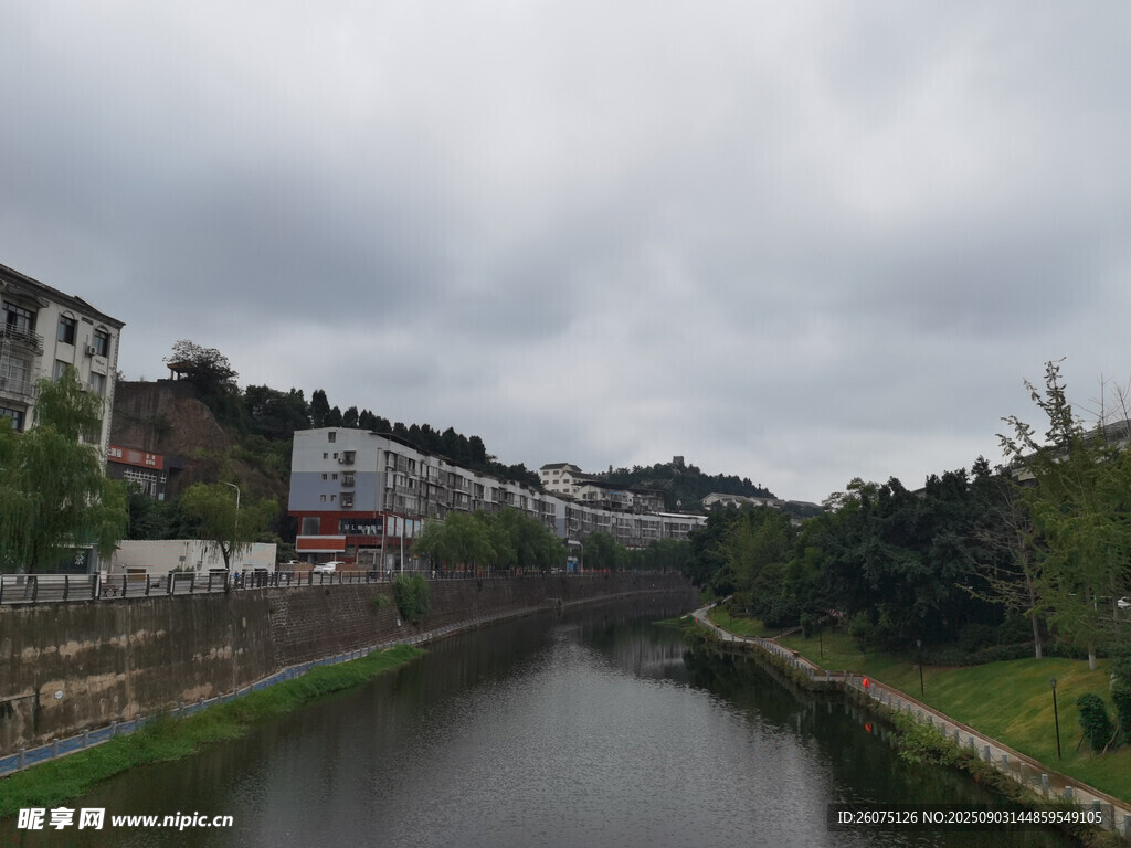 河畔城镇风景