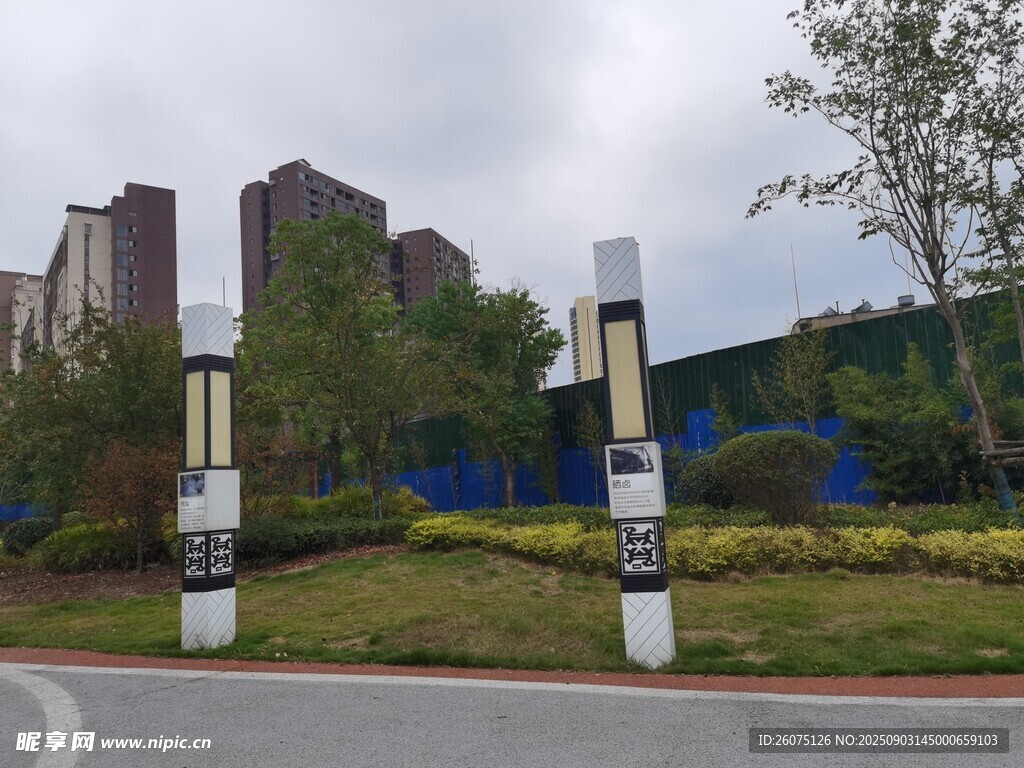城市道路旁的标识与建筑