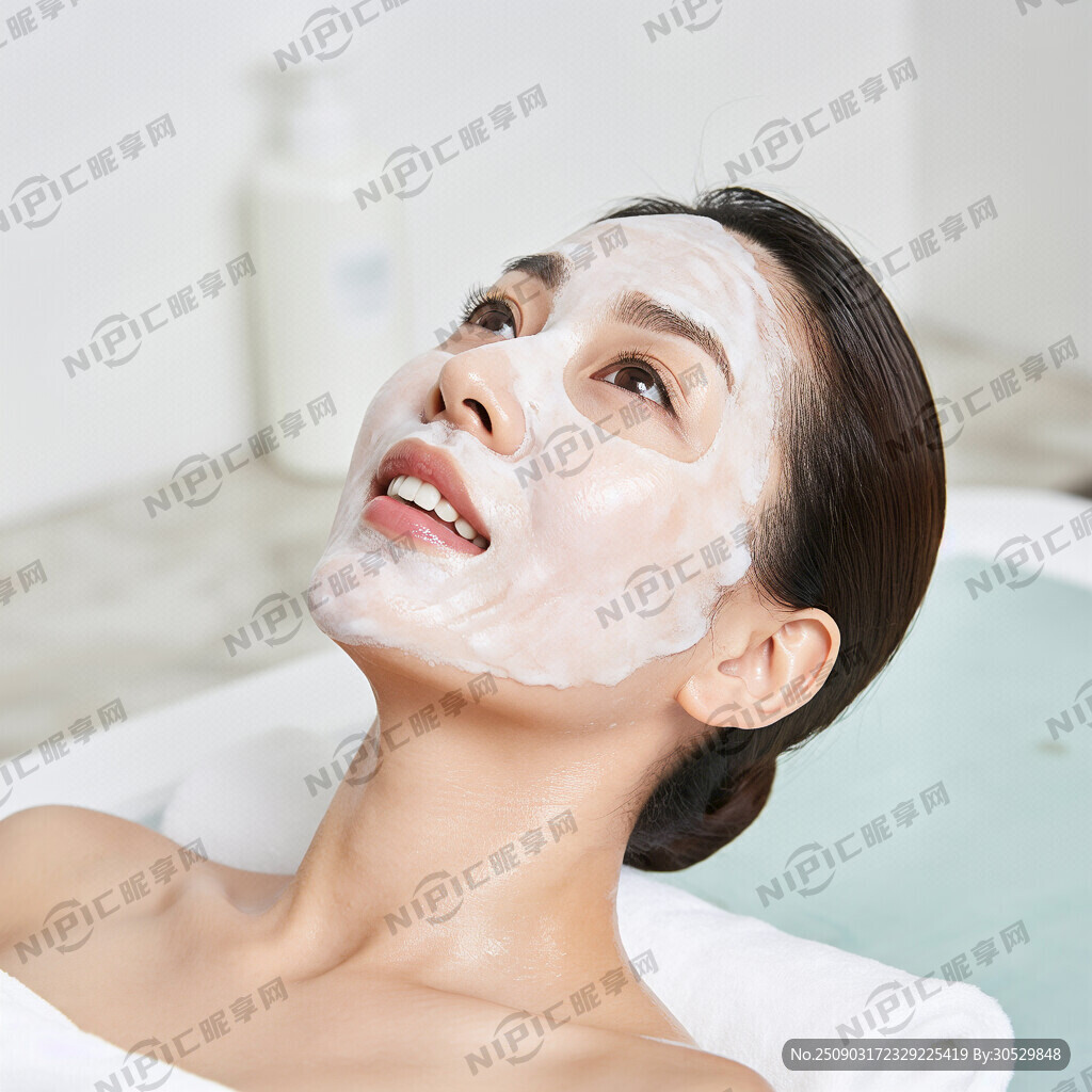 一个女性的面部 扶着面膜