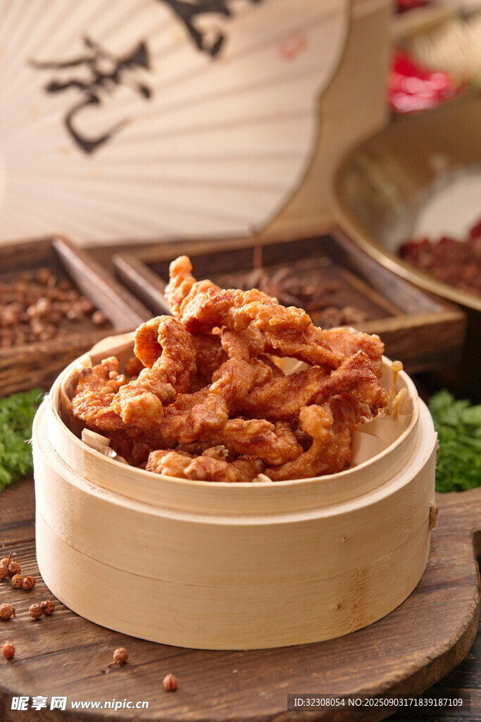 美味小笼装的特色炸物