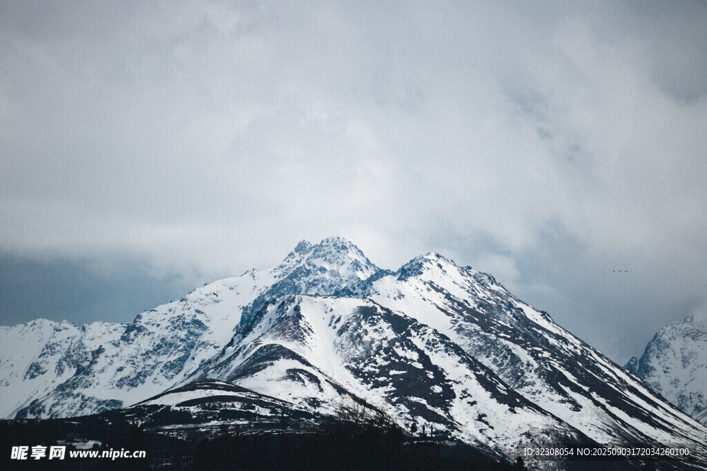 巍峨雪山云雾缭绕