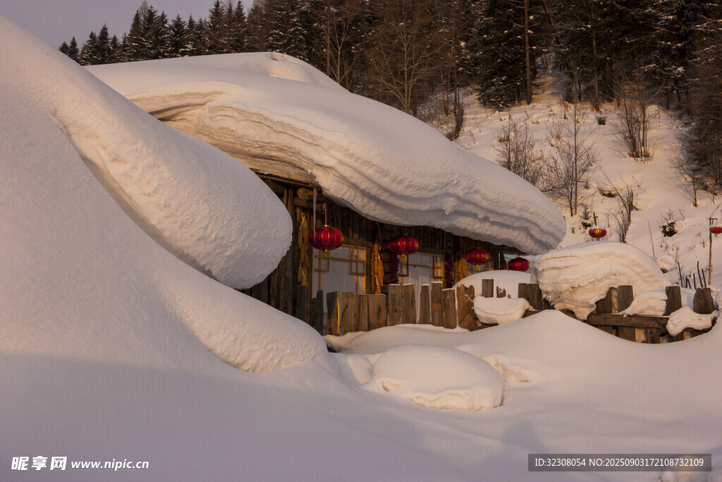 雪覆山村小屋美景