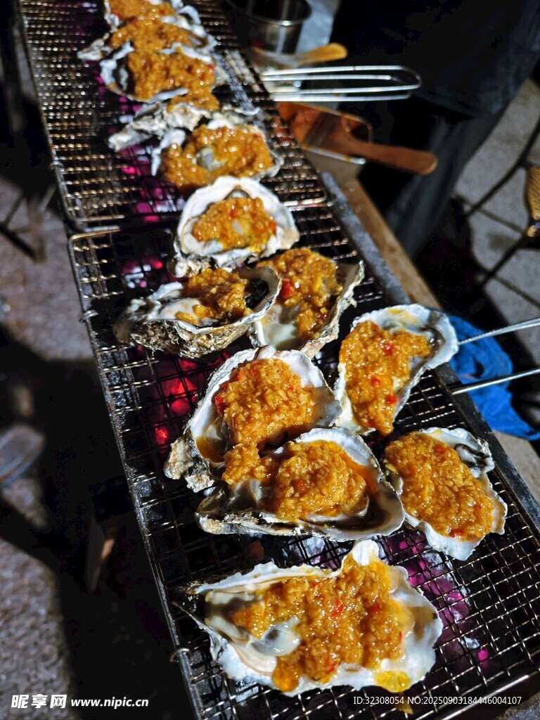 户外烤架上的美味芝士生蚝