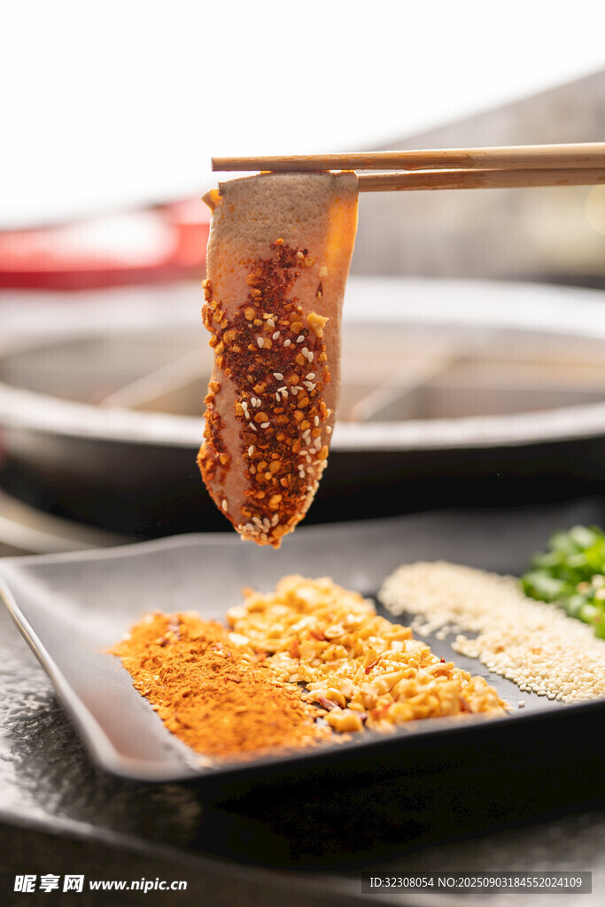 筷子夹起诱人烤肉