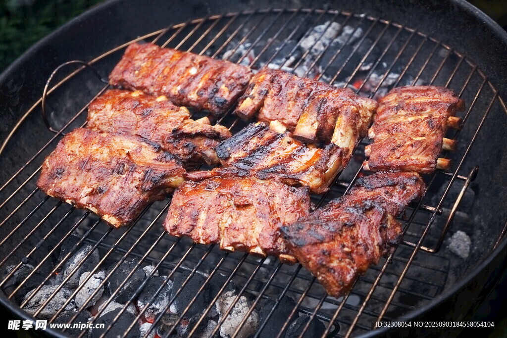 烤架上的美味烤肉