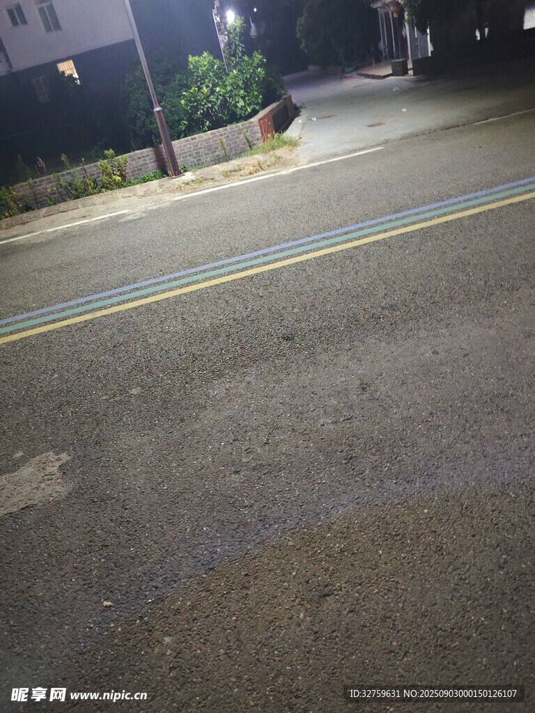 夜晚空旷道路场景