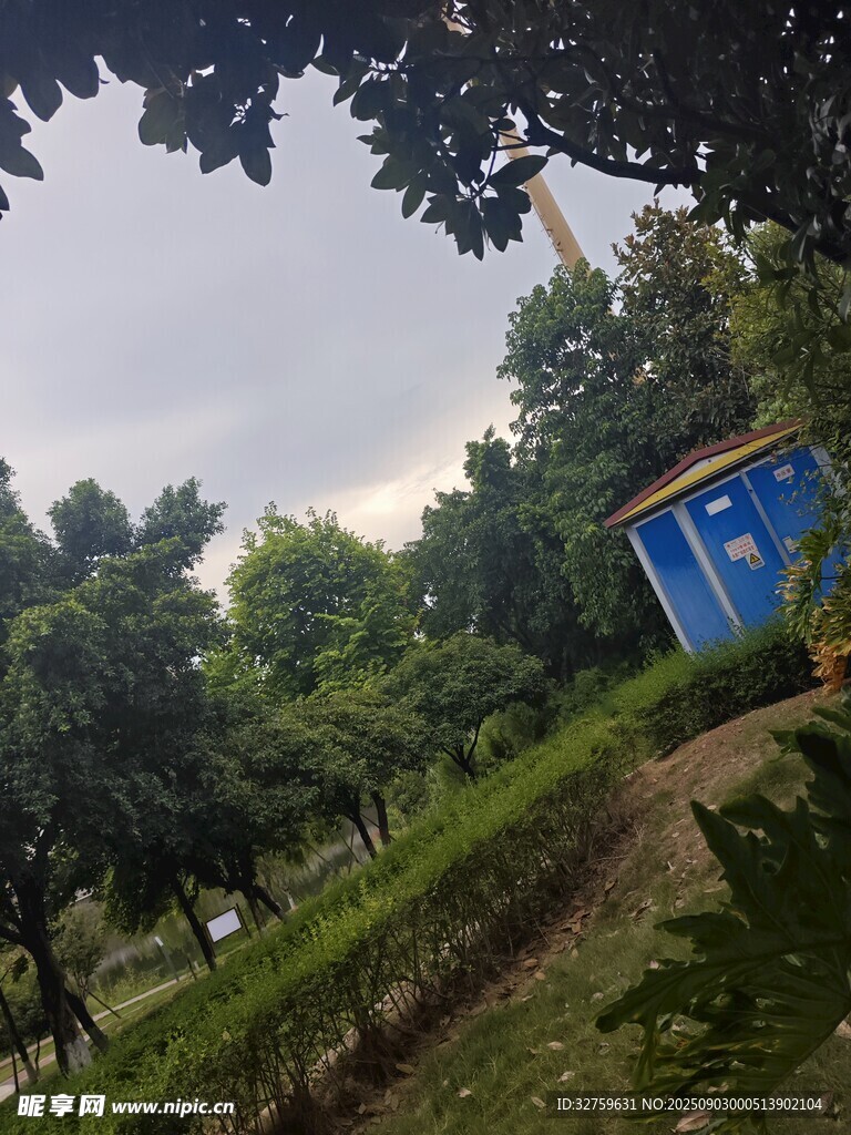 户外蓝房周边绿意景致