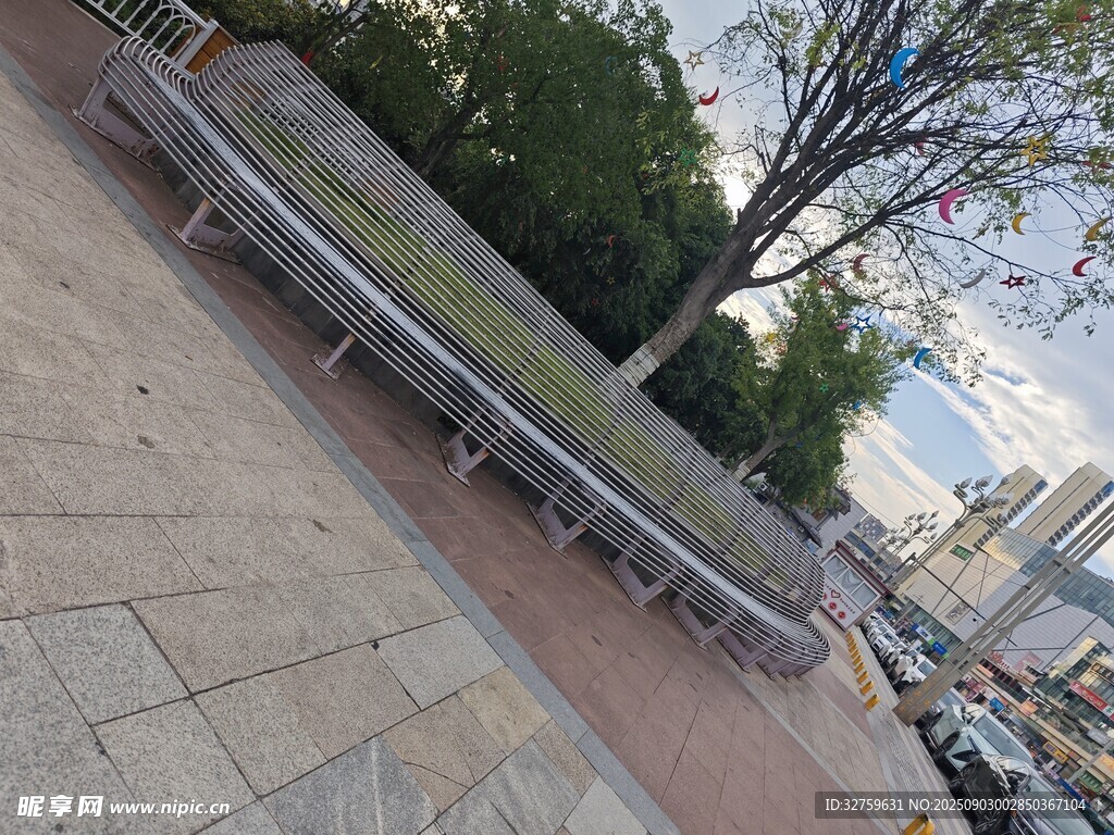 城市户外的长椅与绿树
