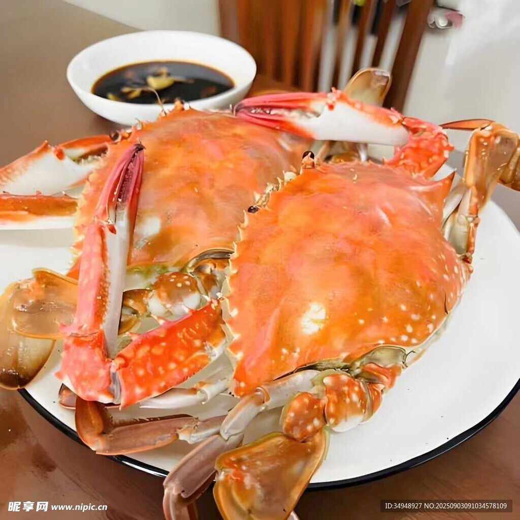 美味大螃蟹摆盘上桌