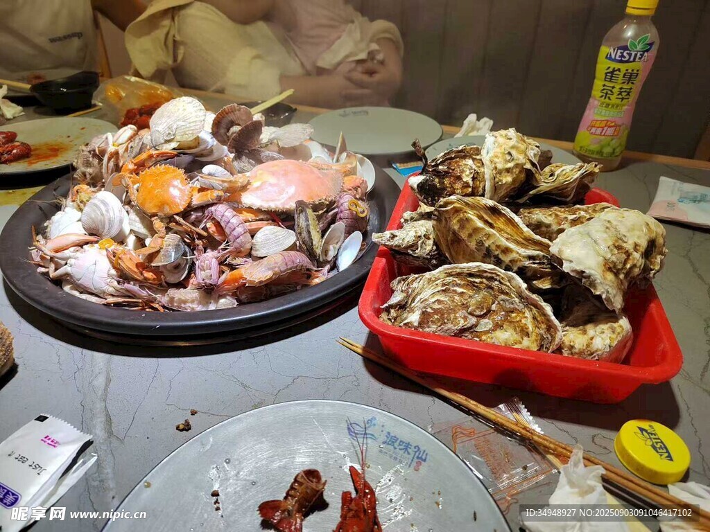 丰盛海鲜大餐摆满餐桌