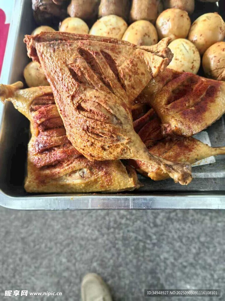 烤鸡配小土豆诱人美食