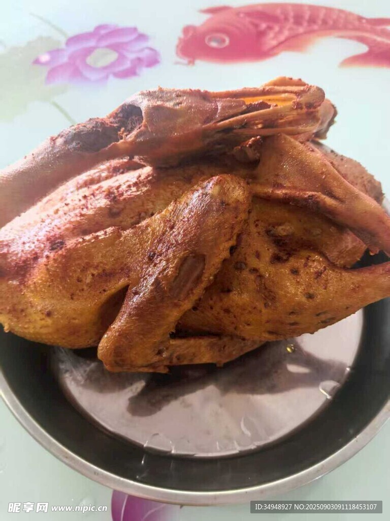 美味烤鸡摆于盘中