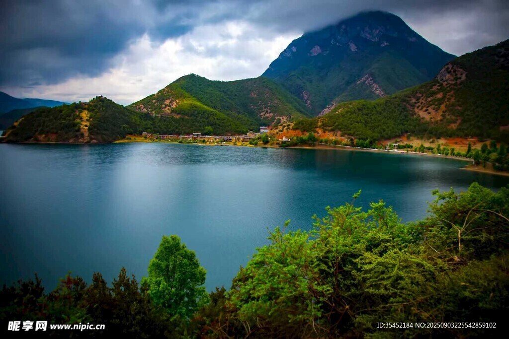 湖畔青山