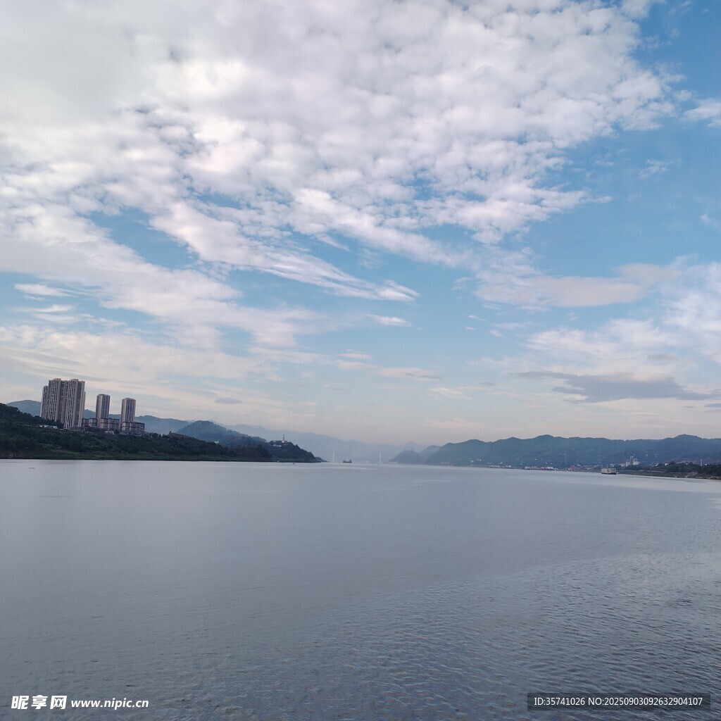 辽阔江面与远处城市景观