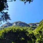 青山绿树间的蓝天美景