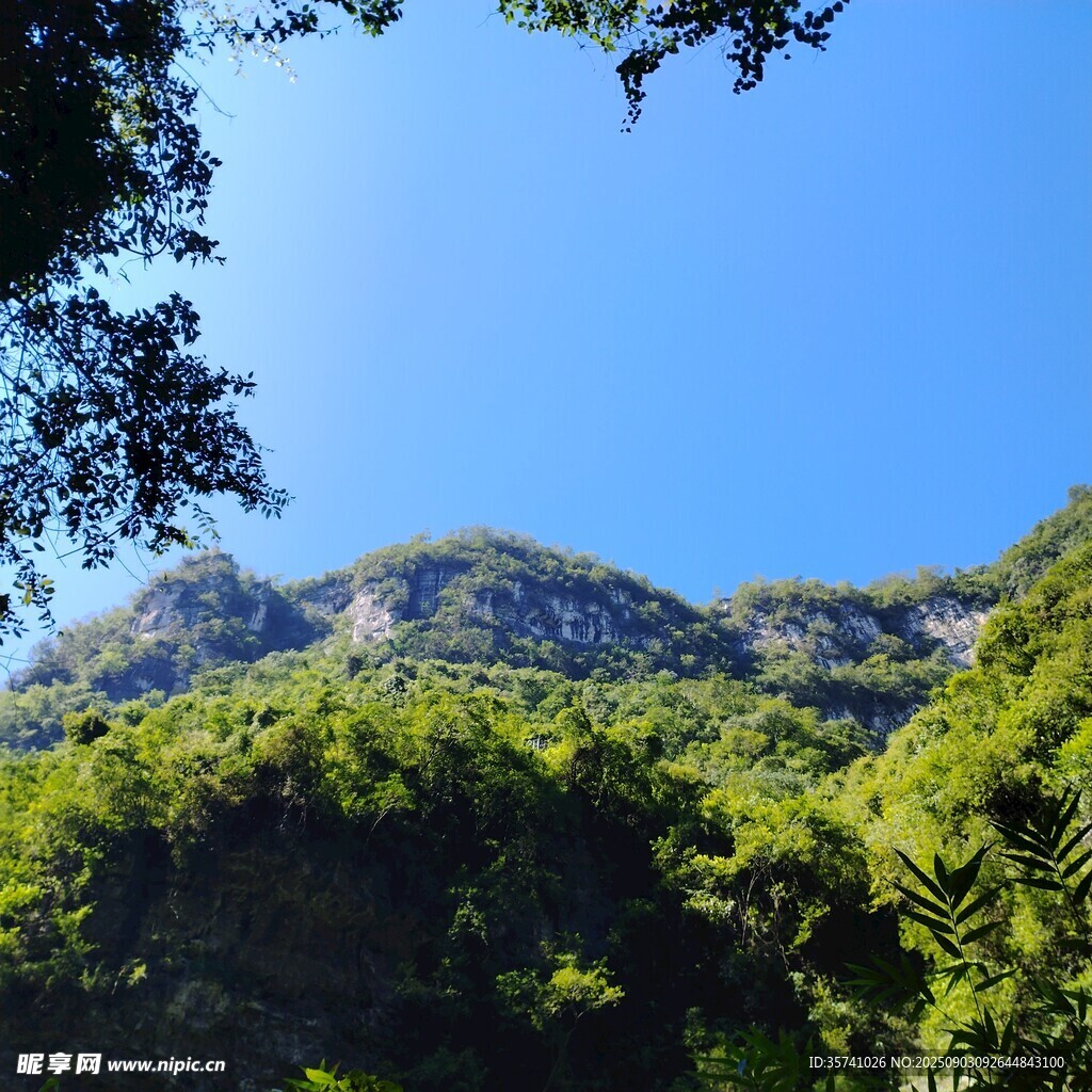青山绿树间的蓝天美景