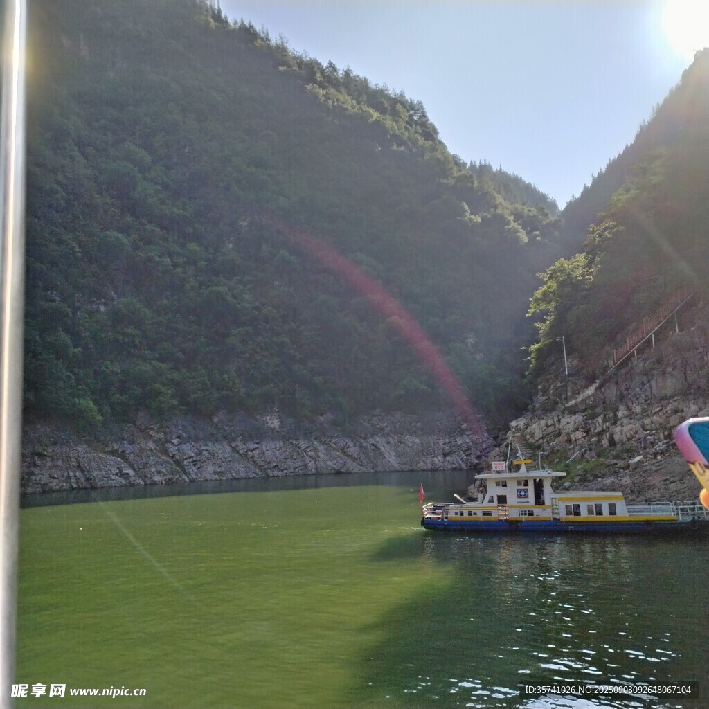 江峡游船景