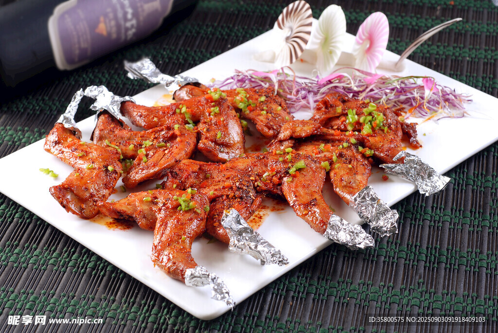 美味香辣鸭头摆盘精致