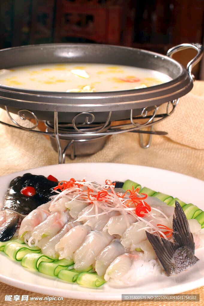 鲜虾鱼片火锅食材拼盘