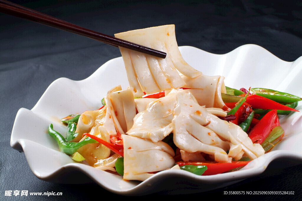 筷子夹起的美味豆腐菜肴